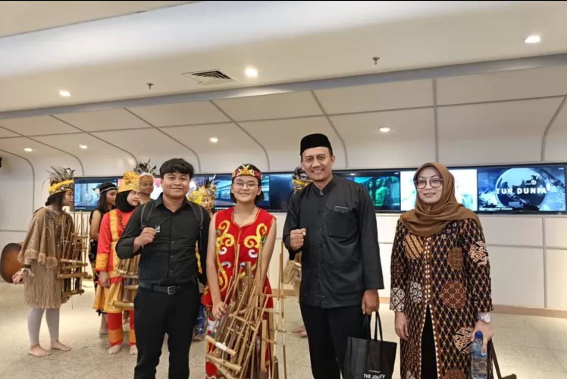 Apresiasi....Nonton Film Dokumenter Perjalanan Anak Anak Angklung Keliling Eropa.....