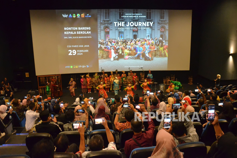 Penampilan Angklung di Penayangan Film The Journey: Angklung Goes to Europe Picture