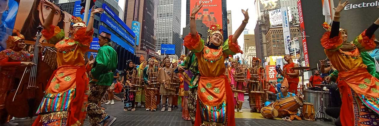 Pertama Kalinya dalam Sejarah, Flash Mob Angklung dilakukan di Times Square, Manhattan, New York City Picture