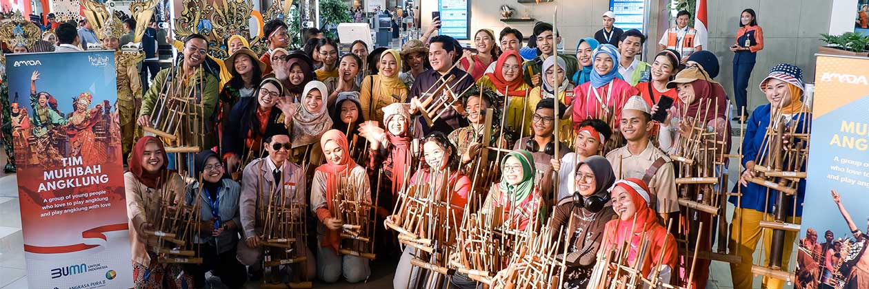 Menteri Erick Thohir Flash Mob Angklung di Bandara Soetta